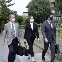 提訴のため奈良地裁へ向かうウクライナ人女性（中央）ら＝9日午前