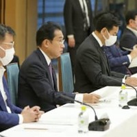 「物価・賃金・生活総合対策本部」の会合であいさつする岸田首相（左から2人目）＝9日午前、首相官邸