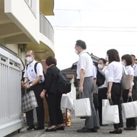特別監査で川崎幼稚園に入る静岡県と牧之原市の職員＝9日午後、静岡県牧之原市