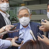 岸田首相との会談後、取材に応じる日銀の黒田東彦総裁＝9日午後、首相官邸