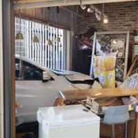 「南三陸さんさん商店街」の店舗内に突っ込んだ車＝9日午後、宮城県南三陸町（長嶋涼太さん提供）