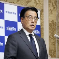 取材に応じる立憲民主党の岡田幹事長＝9日午後、国会