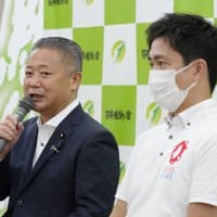 日本維新の会の常任役員会であいさつする馬場代表。右は大阪府知事の吉村洋文共同代表＝9日午後、大阪市