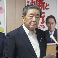 取材に応じる自民党の森山選対委員長＝11日夜、東京・永田町の党本部