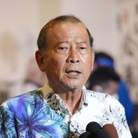 宜野湾市長選で再選を決め、取材に応じる松川正則氏＝11日午後10時16分、沖縄県宜野湾市