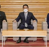 閣議に臨む（左から）林外相、岸田首相、高市経済安保相＝13日午前、首相官邸