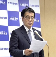 取材に応じる立憲民主党の岡田幹事長＝13日午後、東京・永田町の党本部