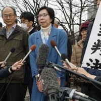 2020年2月、原爆症認定を巡る訴訟の最高裁判決で敗訴し、取材に応じる内藤淑子さん（中央）＝東京都千代田区
