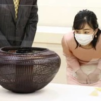 第69回日本伝統工芸展で作品を鑑賞される秋篠宮家の次女佳子さま＝14日午前、東京・日本橋の日本橋三越本店（代表撮影）