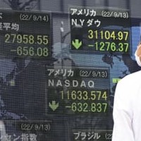 急落したダウ工業株30種平均や日経平均株価などを表示するモニター＝14日午前、東京・八重洲