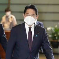 首相官邸に入る岸田首相＝14日午前