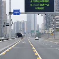 外出が制限され、閑散とする中国四川省成都市内の道路＝9日（共同）