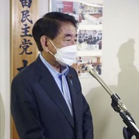 記者団の取材に応じる自民党の下村博文元政調会長＝14日午後、東京・永田町の党本部