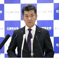 臨時の執行役員会後、記者会見する立憲民主党の泉代表＝15日午前、東京・永田町