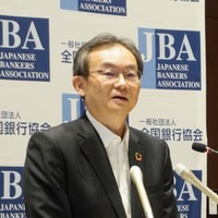 記者会見する全国銀行協会の半沢淳一会長＝15日午後、東京都内