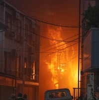 炎が上がる、木造2階建てが全焼した火災現場＝16日午後6時35分、福岡市中央区