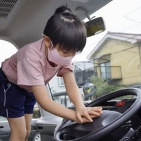 通園バスの運転席に乗りクラクションを鳴らす年長園児＝20日午前、富山市