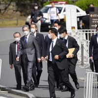 安倍元首相の国葬会場となる日本武道館の周辺を視察する警察庁の露木康浩長官（左から2人目）＝21日午前、東京都千代田区