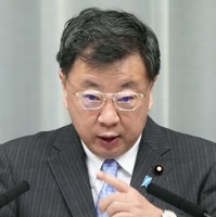 記者会見する松野官房長官＝21日午前、首相官邸