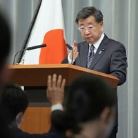 記者会見する松野官房長官＝22日午前、首相官邸