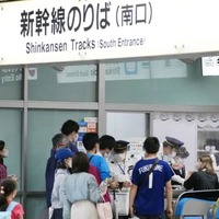 降雨のため東海道新幹線の運転が中止となり、対応に追われる駅員ら＝23日午後11時43分、JR名古屋駅