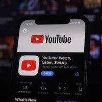 YouTubeの投げ銭機能「スーパーチャット」（スパチャ）について、仕組み、やり方、スパチャをするメリット、注意点などを解説します。配信者側がスパチャを受け取る方法もご紹介します。