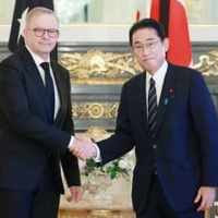 会談を前に握手する岸田首相（右）とオーストラリアのアルバニージー首相＝27日午前、東京・元赤坂の迎賓館（代表撮影）