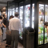 買い物客でにぎわう西武池袋本店の酒類売り場＝27日午後、東京都豊島区