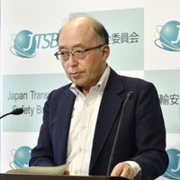 記者会見する運輸安全委員会の武田展雄委員長＝28日午後、国交省