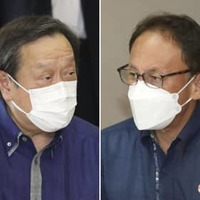 会談する浜田防衛相（左）と沖縄県の玉城デニー知事＝28日午後、沖縄県庁