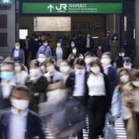 マスク姿で通勤する人たち＝JR東京駅前