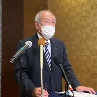 29日、フィリピンの首都マニラで取材に応じる鈴木財務相（共同）