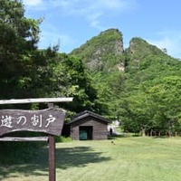 相川鶴子金銀山遺跡の「道遊の割戸（どうゆうのわりと）」＝5月、新潟県佐渡市