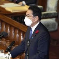 第210臨時国会で所信表明演説をする岸田首相＝3日午後、衆院本会議場