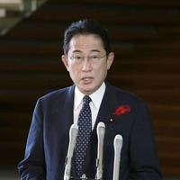 北朝鮮のミサイル発射を受け、記者団の取材に応じる岸田首相＝4日午前8時22分、首相官邸