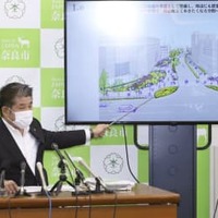 記者会見する奈良市の仲川げん市長＝4日午後、奈良市役所