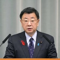 記者会見する松野官房長官＝5日午前、首相官邸