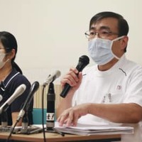 記者会見する慈恵病院の蓮田健院長（右）＝6日午後、熊本市