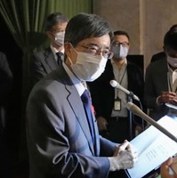 閣議後、取材に応じる寺田総務相＝7日午前、国会