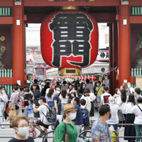 観光客らでにぎわう東京・浅草の雷門前＝8月