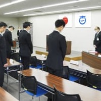 大津市の中2男子生徒自殺から11年となり、黙とうする市教育委員会の職員ら＝11日午前、大津市役所（同市提供）