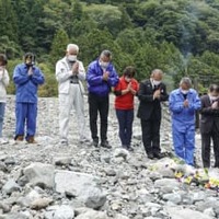 2019年の台風19号上陸から3年を迎え、犠牲者を悼み手を合わせる高崎幸江さん（右から4人目）と相模原市の本村賢太郎市長（同3人目）ら＝12日午前、相模原市緑区