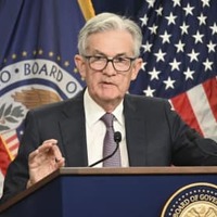 9月、記者会見する米FRBのパウエル議長＝ワシントン（共同）