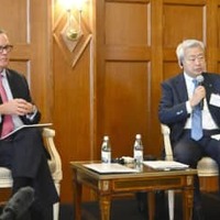 日米財界人会議を終え、記者会見する日米経済協議会の澤田純会長（右）ら＝12日、ワシントン（共同）