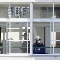 市立東若久小学校の理科室を調べる消防隊員ら＝13日午前11時15分、福岡市南区