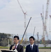 TSMCの工場建設現場を視察後、記者団の取材に応じる西村経産相（左）＝16日午後、熊本県菊陽町