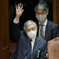 衆院予算委で答弁のため挙手する日銀の黒田総裁＝17日午前