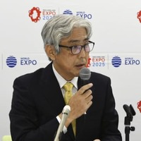 大阪・関西万博の「来場者輸送具体方針」について、記者会見する協議会議長の内田敬氏＝17日午後、大阪市