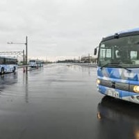 報道陣に公開された自動運転で隊列走行するバス高速輸送システムの実証実験＝17日午後、滋賀県野洲市
