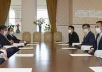 安保戦略改定に向けた協議会の初会合に臨む自民党の麻生副総裁（左奥）と公明党の北側副代表（右奥）ら＝18日午後、国会